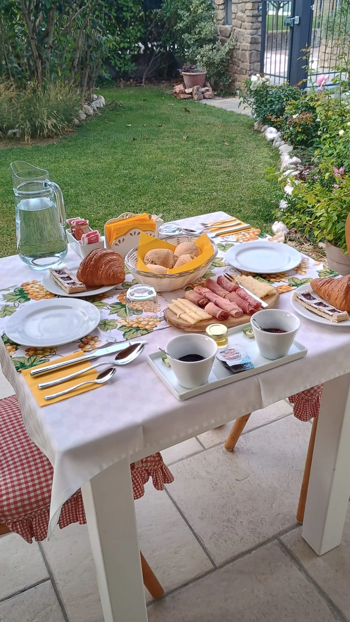 Breakfast on the patio Services B&amp;B Valpolicella