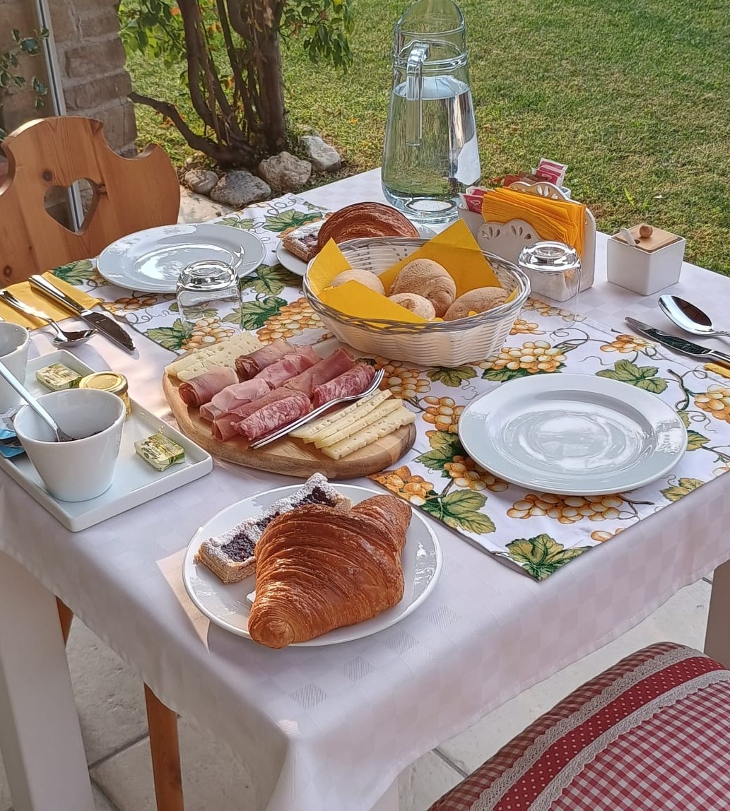 Tavolo apparecchiato con caffè e dolci fatti in casa