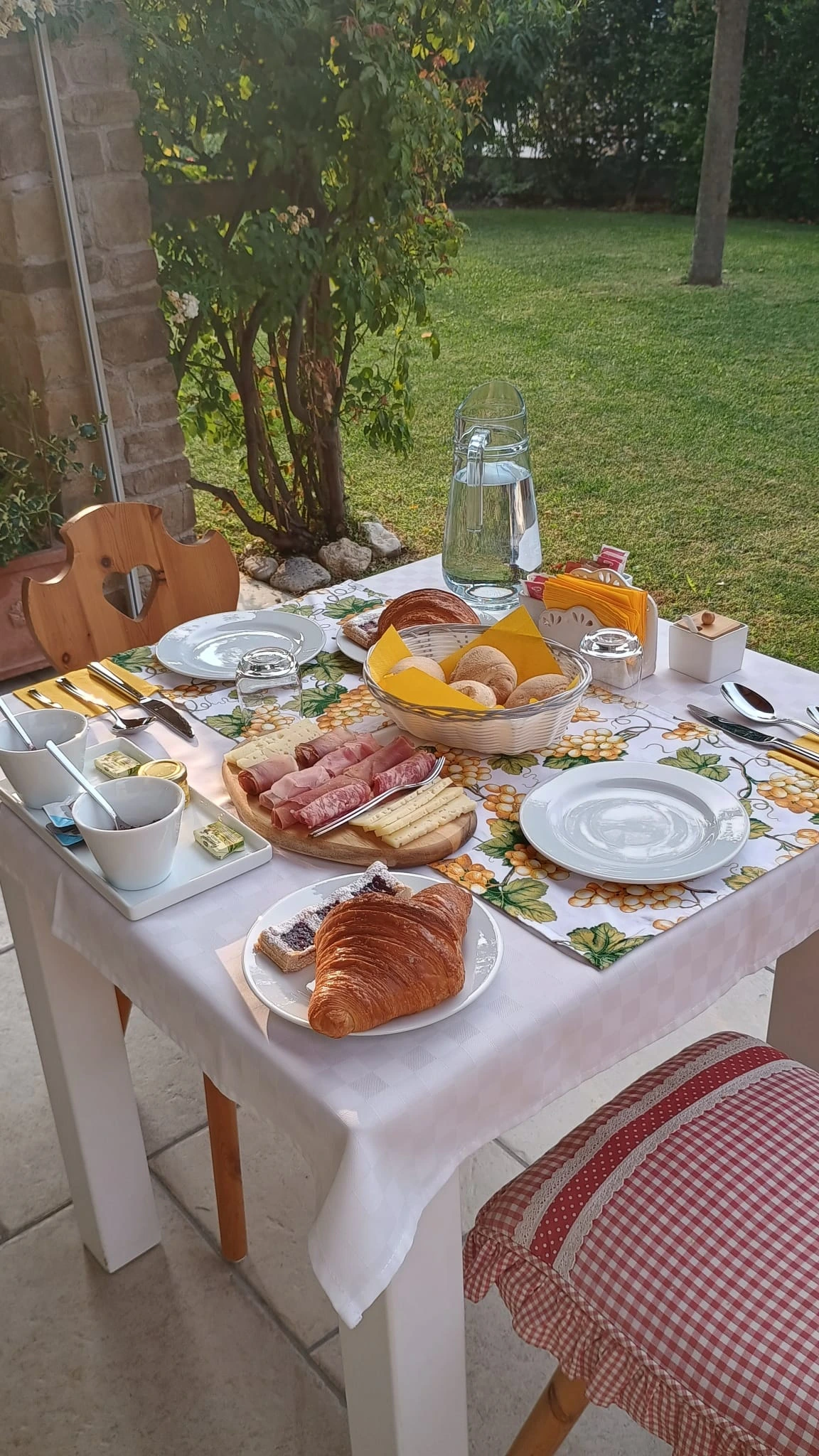 Patio tavolo imbandito per colazione Servizi B&amp;B Valpolicella