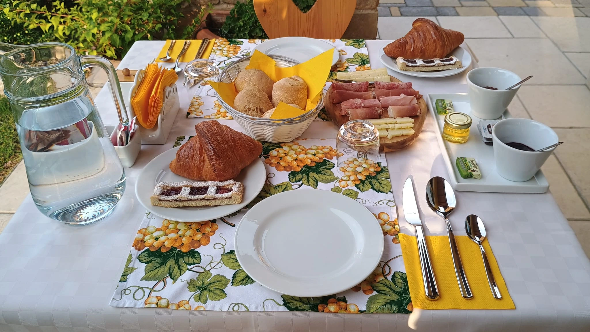 Tisch gedeckt mit Kaffee und hausgemachten Desserts.
