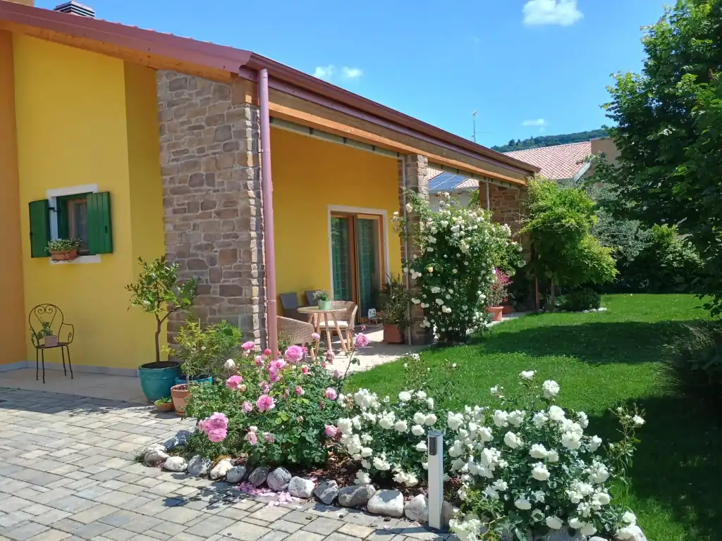Blumenbewachsener Innenhof des B&amp;B Mimosa e Lillà