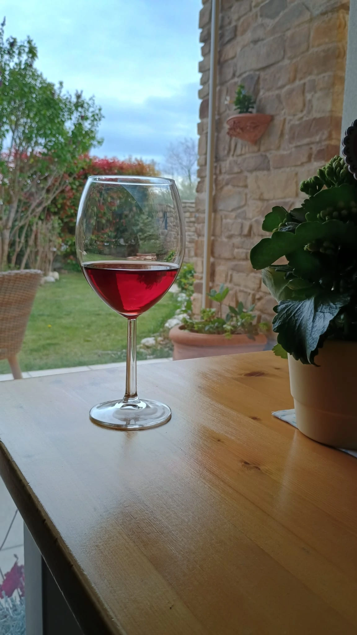 Ein Glas Amarone auf dem Verandatisch