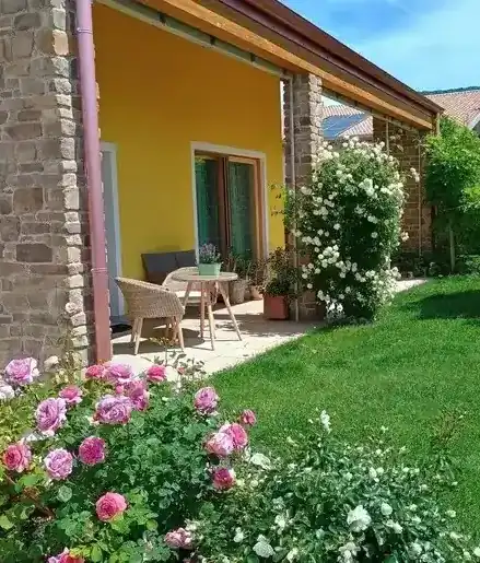 Patio esterno con tavolo con vista sul giardino