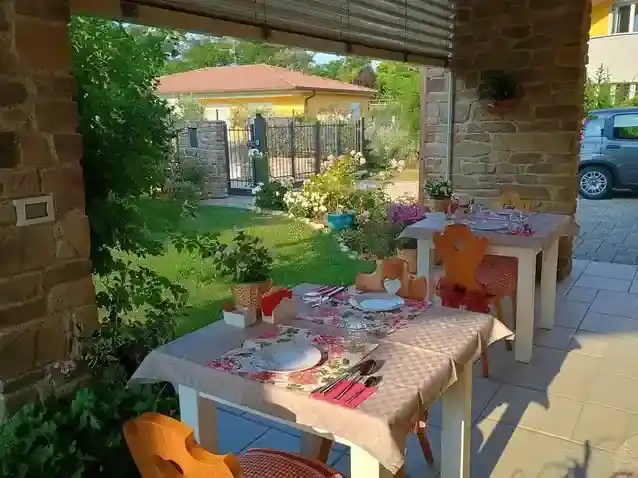 Table dressée avec café et desserts maison