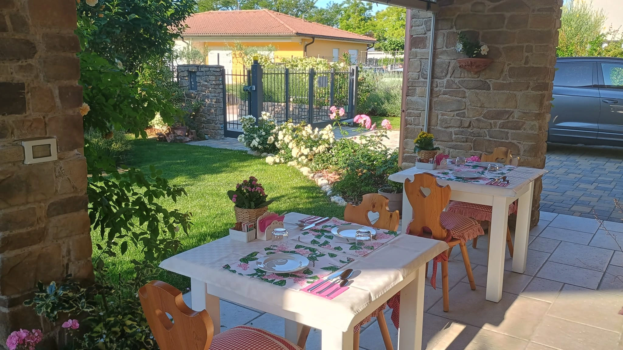 Patio esterno con tavolo apparecchiato per la colazione nel periodo estivo