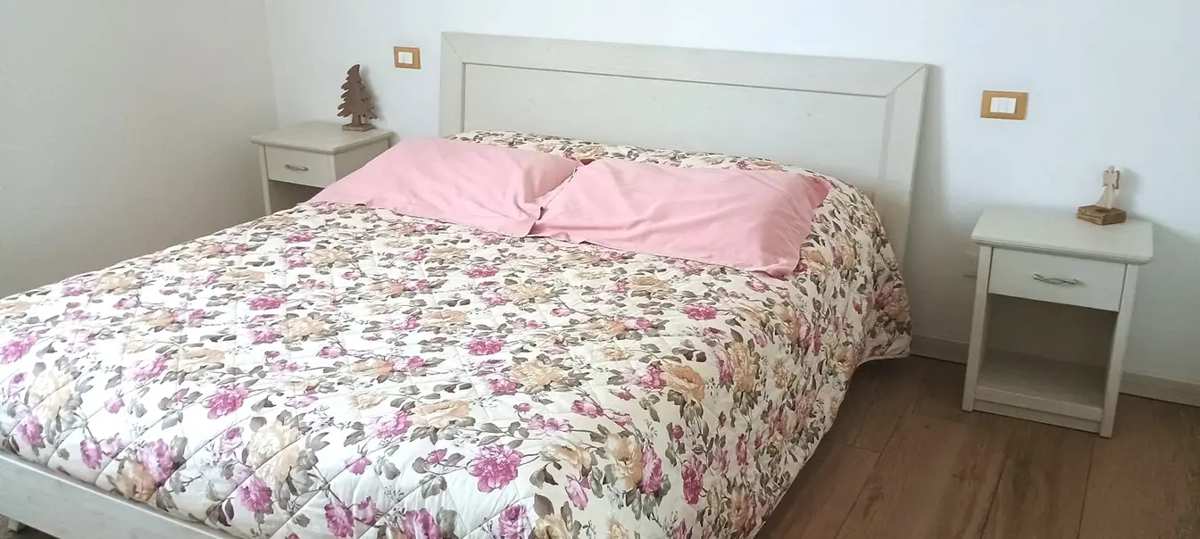 Camera Mimosa letto e comodini
