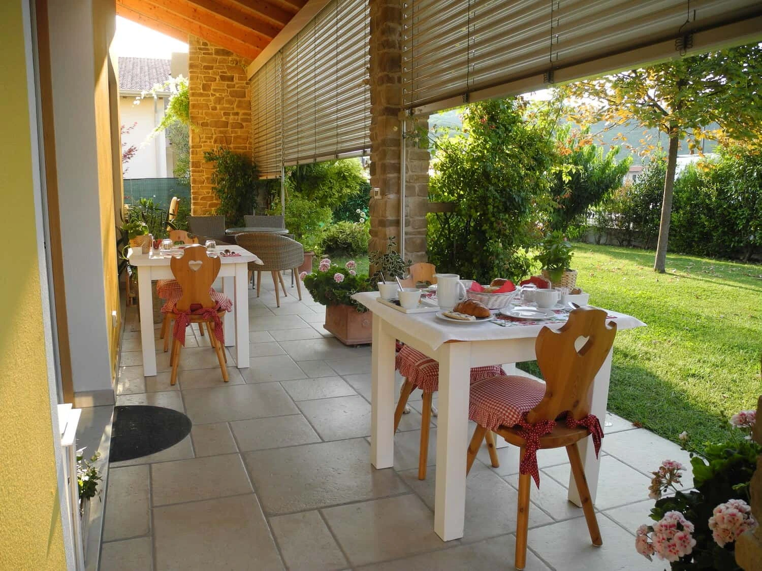 B&amp;B Valpolicella Ökobau`Frühstück auf der Terrasse