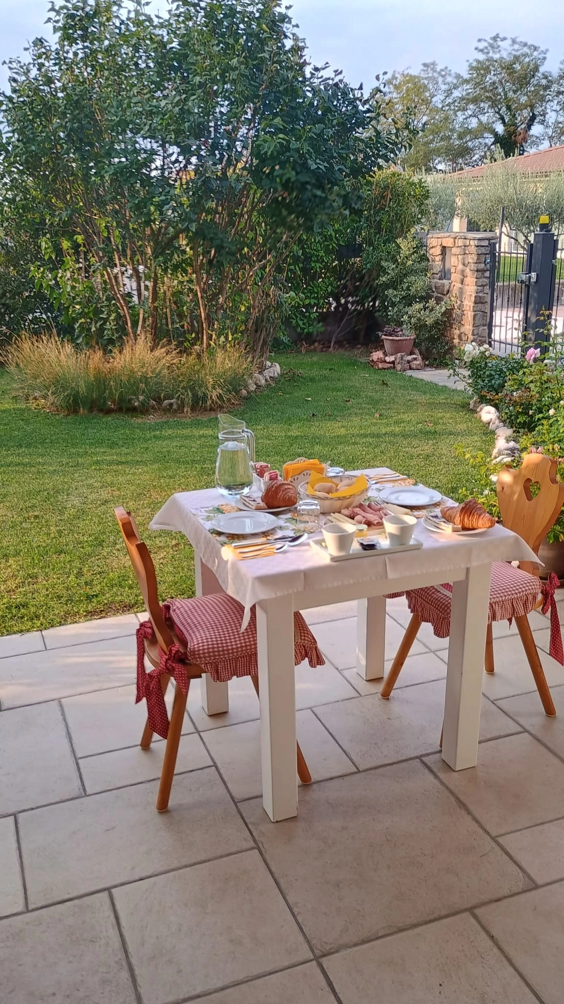Patio tavolo imbandito per colazione Servizi B&amp;B Valpolicella
