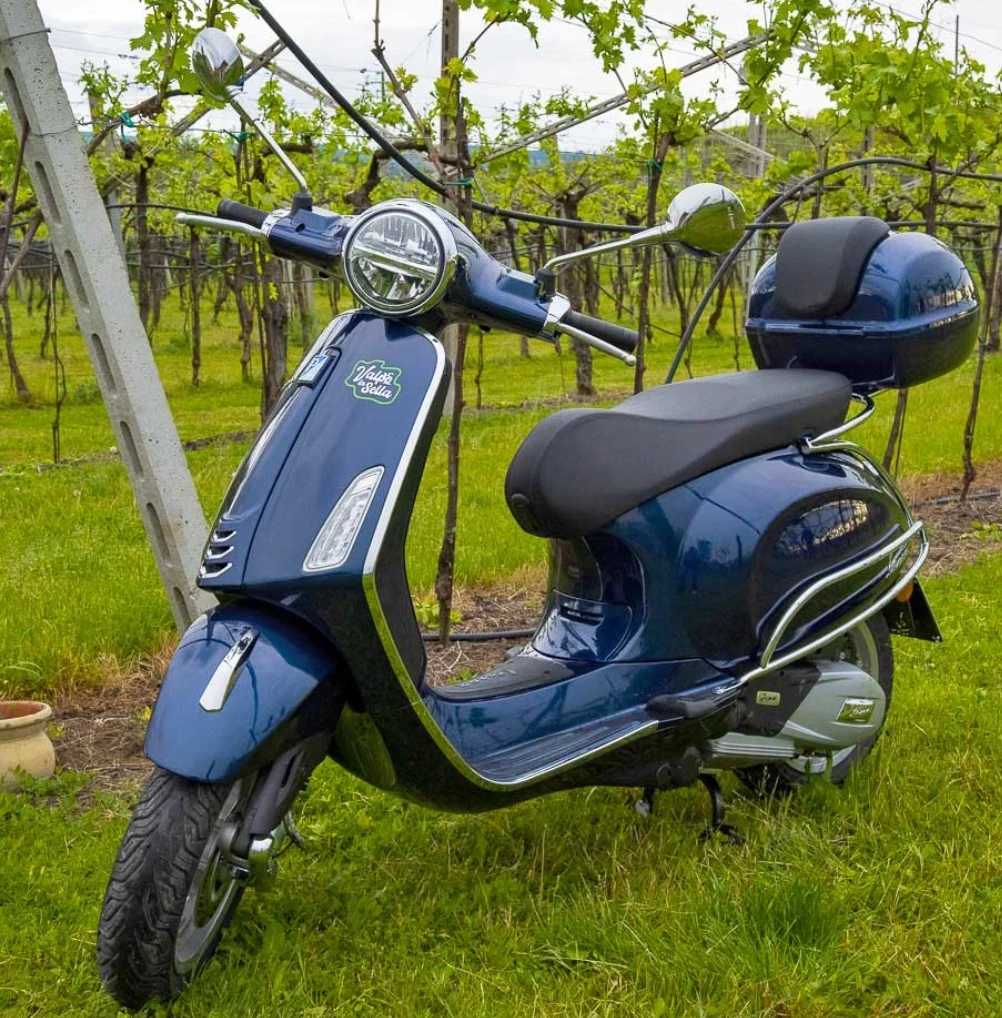 Vespa parcheggiata tra i vigneti della Valpolicella